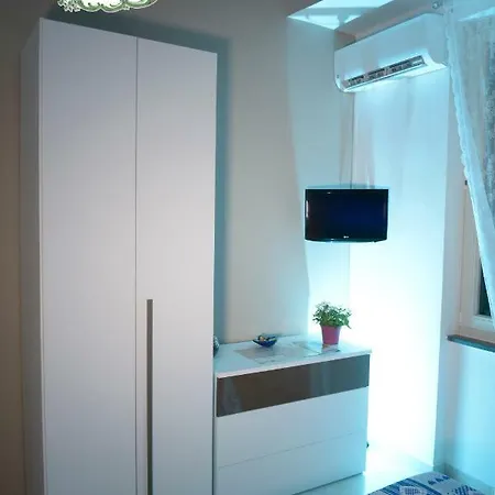 Leone & Victoria House Помпеї